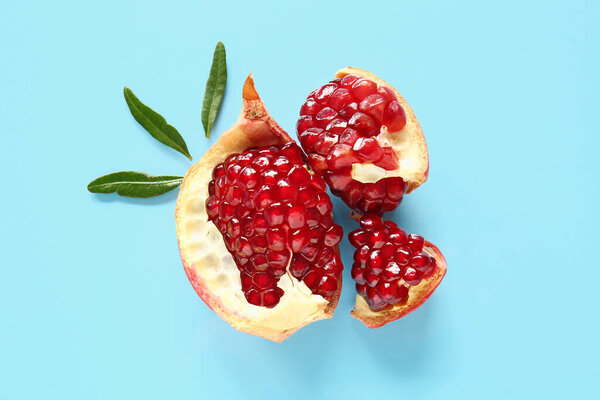 Tasty Ripe Pomegranate Pieces Blue Background — Stock Photo, Image