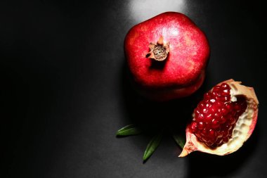 Koyu arkaplanda lezzetli olgun nar.