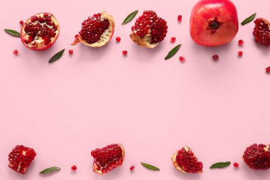 Pembe arka planda lezzetli olgun nar parçaları.