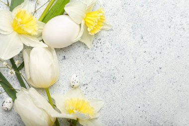 Güzel çiçekli kompozisyon ve arka planda Paskalya yumurtaları, yakın plan.