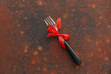 Grunge arka planında kırmızı kurdeleli çatal