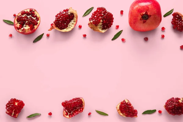 Вкусные Спелые Кусочки Граната Розовом Фоне — стоковое фото