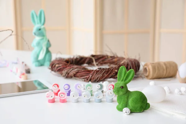 Пасхальный Кролик Яйца Краски Светлом Столе — стоковое фото