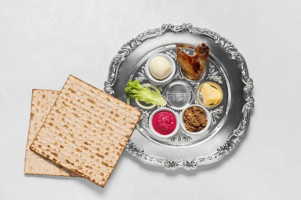 Pessach Seder Prato Com Comida Tradicional Matza Sobre Fundo Branco — Fotografia de Stock