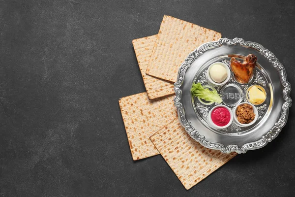 Passover Seder Piatto Con Cibo Tradizionale Matza Sfondo Scuro — Foto Stock