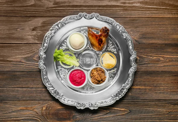 Passover Seder Talíř Tradičním Jídlem Dřevěném Pozadí — Stock fotografie