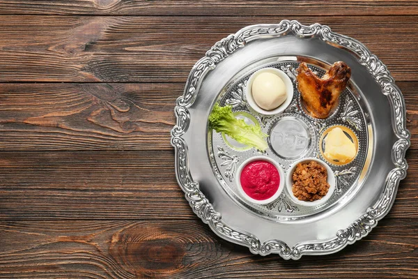 Passover Seder Talíř Tradičním Jídlem Dřevěném Pozadí — Stock fotografie