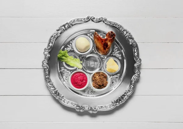 Pascha Seder Bord Met Traditioneel Eten Witte Houten Ondergrond — Stockfoto