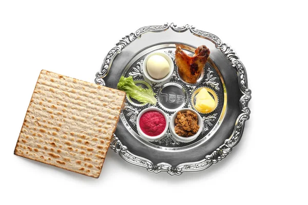 Passover Seder Talíř Tradičním Jídlem Matza Bílém Pozadí — Stock fotografie