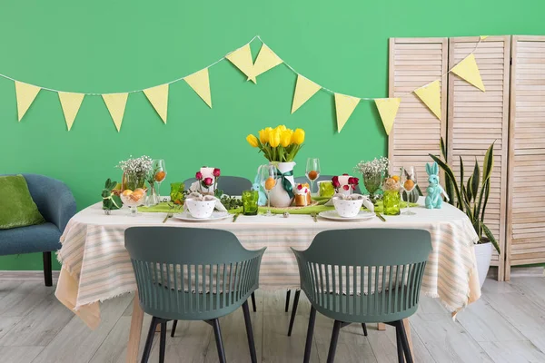 Interior Habitación Con Mesa Comedor Servida Para Celebración Pascua — Foto de Stock