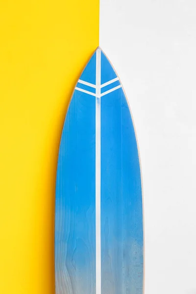 Odadaki Duvarın Yanında Mavi Sörf Tahtası — Stok fotoğraf