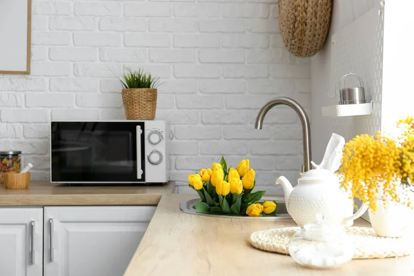 Tulpen Gootsteen Theepot Houten Aanrecht — Stockfoto