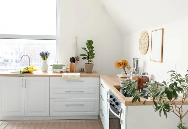 Kitchen Counters Beautiful Flowers Utensils White Wall — Stock Photo, Image