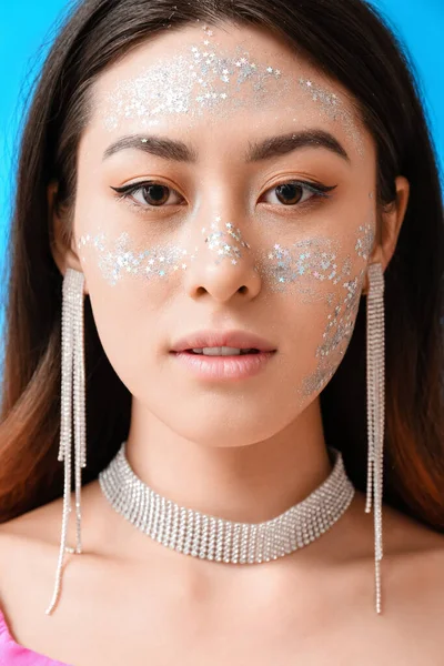 Porträtt Ung Asiatisk Kvinna Med Glitter Makeup Och Snygga Smycken — Stockfoto