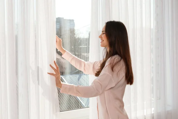 Ochtend Van Mooie Jonge Vrouw Openen Venster Kamer — Stockfoto