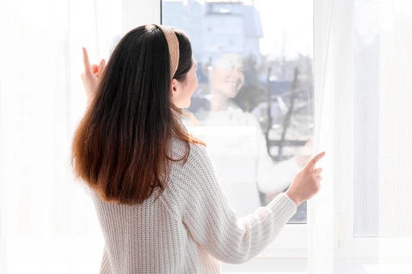 Mooie Jong Aziatisch Vrouw Opening Gordijnen Kamer — Stockfoto