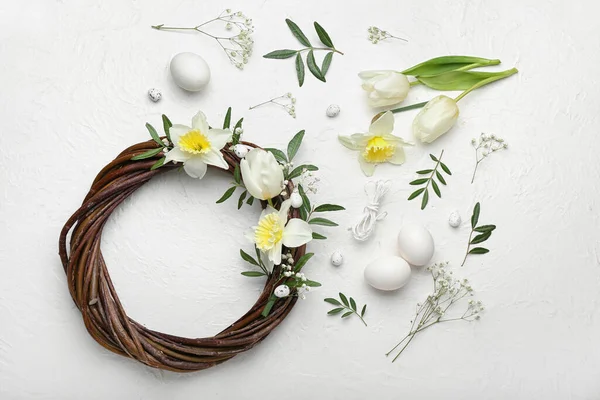 Прекрасний Великодній Вінок Квітковим Декором Яйцями Світлому Фоні — стокове фото