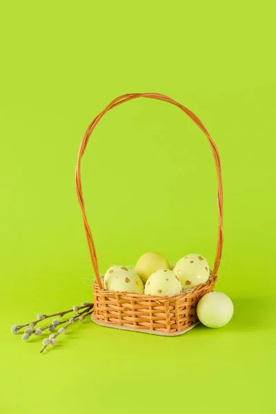 Wicker Basket Painted Easter Eggs Pussy Willow Green Background — Φωτογραφία Αρχείου