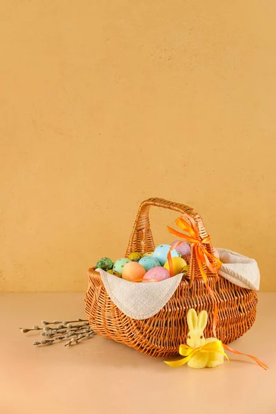 Rieten Mandje Van Geschilderde Paaseieren Speelgoed Konijn Kleur Achtergrond — Stockfoto