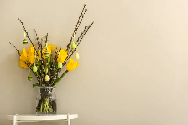 Vase Pussy Willow Branches Tulip Flowers Painted Easter Eggs Table — Foto Stock