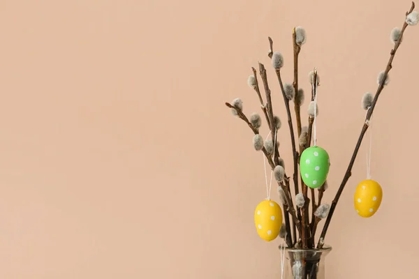 Vase Pussy Willow Branches Painted Easter Eggs Beige Background Closeup — Stok fotoğraf