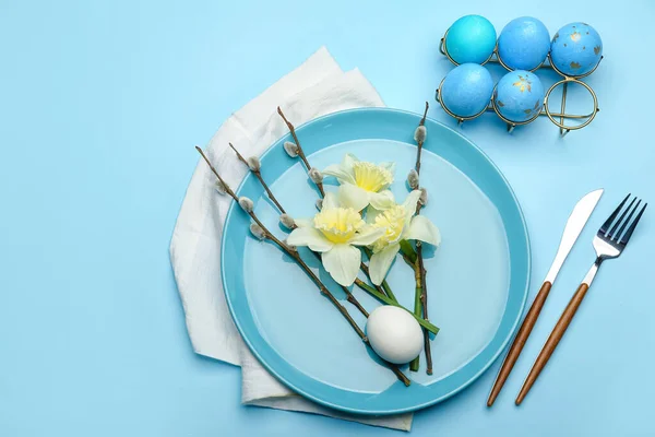 Plate Beautiful Daffodils Flowers Pussy Willow Branches Painted Easter Eggs — 스톡 사진