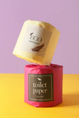 Tuvalet kağıdı renk arkaplan üzerinde rulo