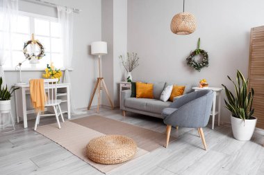 Güzel Paskalya dekoru olan şık bir oda.