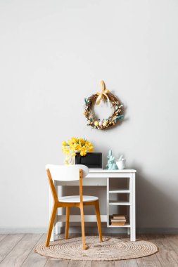 Çalışma odasının içi ve aydınlık duvarın yanındaki Paskalya dekoru.