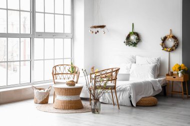 Paskalya dekoru olan şık bir yatak odası.