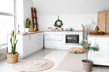 Paskalya dekorlu hafif mutfağın içi.