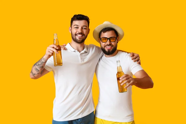 Young Men Bottles Beer Yellow Background — Stock Photo, Image