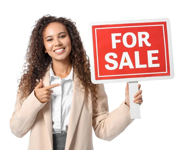 Afroamerikanischer Immobilienmakler Mit Verkaufen Schild Auf Weißem Hintergrund — Stockfoto