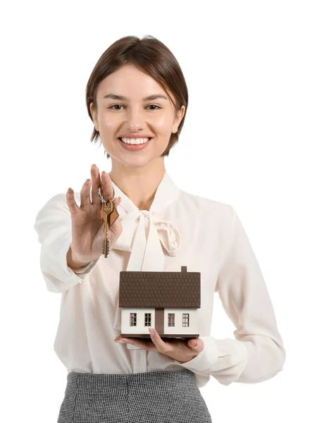 Immobilienmaklerin Mit Haus Und Schlüsselfigur Auf Weißem Hintergrund — Stockfoto
