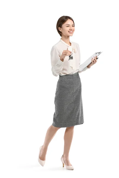 Vrouwelijke Makelaar Met Klembord Sleutel Witte Achtergrond — Stockfoto