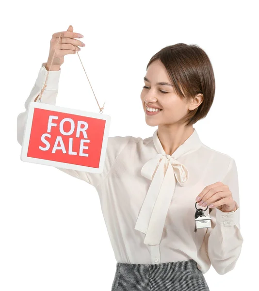 Immobilienmaklerin Mit Verkaufen Schild Und Schlüssel Auf Weißem Hintergrund — Stockfoto
