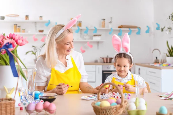 Bambina Sua Nonna Dipingono Uova Pasqua Casa — Foto Stock
