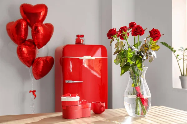 Vase Mit Rosen Tasse Und Geschenkschachteln Auf Der Theke Raum — Stockfoto