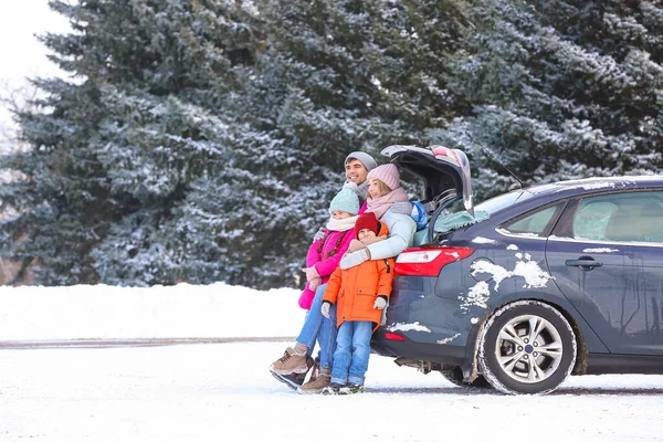 Ouders Hun Kleine Kinderen Zitten Kofferbak Besneeuwde Winterdag — Stockfoto