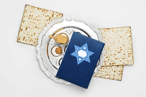 Passover Seder Plate Flatbread Matza Torah Light Background — Stock Photo, Image