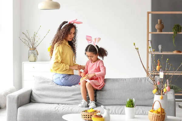 Kis Afro Amerikai Lány Húsvéti Nyulakkal Anyja Otthon — Stock Fotó