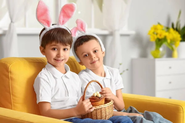 Leuke Kleine Jongens Met Konijntjes Oren Pasen Mand Thuis — Stockfoto