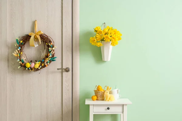 Puerta Con Corona Pascua Decoración Elegante Cerca Pared Color — Foto de Stock
