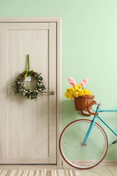 Bicycle Tulips Bunny Ears Wooden Door Easter Wreath Room — Stock Photo, Image