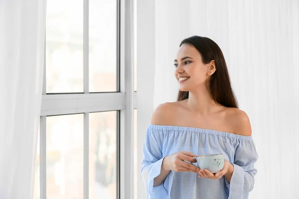 Morgen Von Hübscher Junger Frau Die Tee Fenster Trinkt — Stockfoto