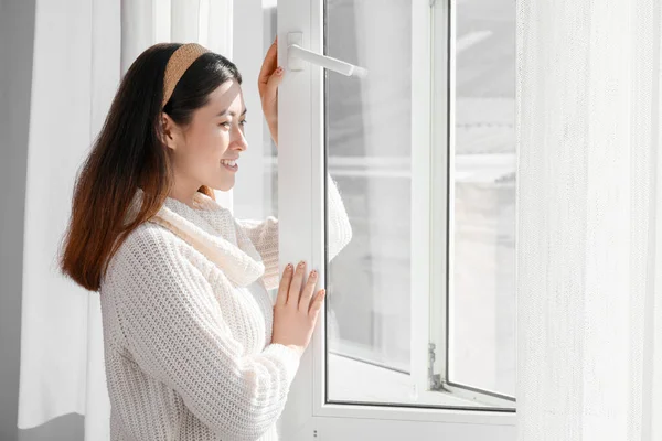 Bastante Joven Mujer Asiática Cerca Ventana Abierta Casa —  Fotos de Stock