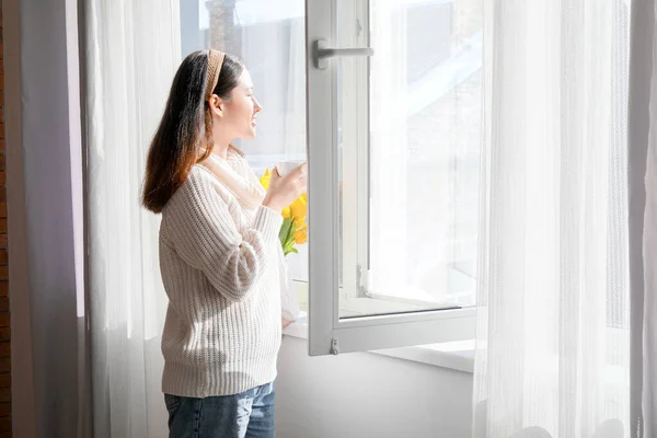 Mooie Jong Aziatisch Vrouw Drinken Thee Buurt Venster — Stockfoto