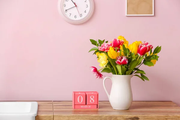 キッチンカウンターで日付8 3月と美しいチューリップやキューブカレンダーと花瓶 国際女性デーのお祝い — ストック写真
