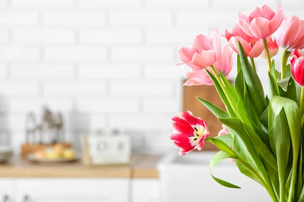 Mooie Tulpen Lichte Keuken Close — Stockfoto