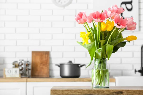 Prachtige Tulpen Houten Tafel Lichte Keuken — Stockfoto